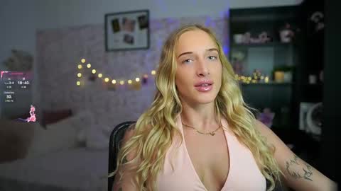 Snapshot of nicolette__shea_ chatting on February 17, 1:55 pm nicolette__shea_ online show from February 17, 1:55 pm