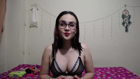 nicolle_sky online show from February 9, 8:10 am