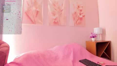 Snapshot of nikibrice chatting on September 19, 7:28 pm online show from September 19, 7:28 pm