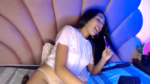 Snapshot of nikibrice chatting on February 4, 1:12 am online show from February 4, 1:12 am