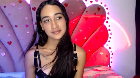 Snapshot of nikibrice chatting on February 14, 1:02 am online show from February 14, 1:02 am
