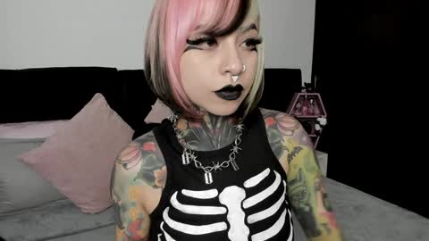 Nikki Ramone   online show from February 5, 7:18 am