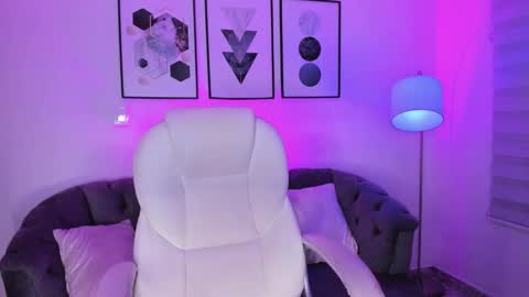 nina_collinns online show from September 16, 12:18 pm