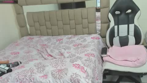 Snapshot of nyomi_browm chatting on February 19, 8:33 am nyomi browm online show from February 19, 8:33 am