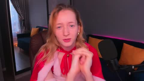 Snapshot of oddlyfamiliar chatting on December 25, 9:45 am Call me Bee online show from December 25, 9:45 am