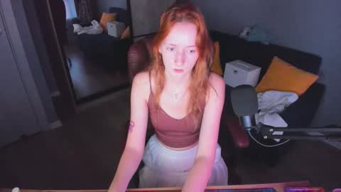 Snapshot of oddlyfamiliar chatting on September 12, 4:20 pm Call me Bee online show from September 12, 4:20 pm