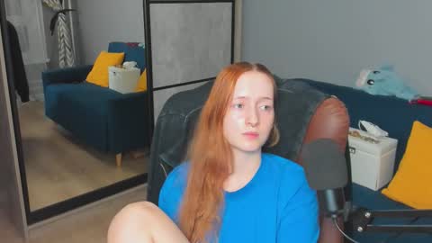 Snapshot of oddlyfamiliar chatting on September 23, 3:50 pm Call me Bee online show from September 23, 3:50 pm