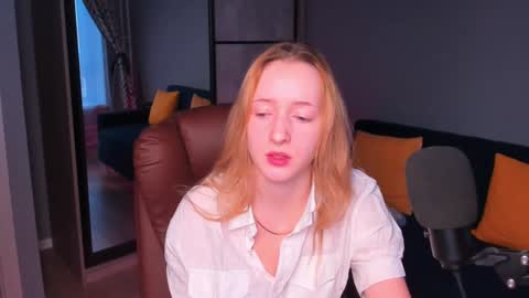 Snapshot of oddlyfamiliar chatting on December 16, 12:38 pm Call me Bee online show from December 16, 12:38 pm