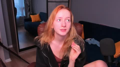 Snapshot of oddlyfamiliar chatting on January 29, 1:17 pm Call me Bee online show from January 29, 1:17 pm
