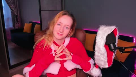 Snapshot of oddlyfamiliar chatting on December 25, 12:47 pm Call me Bee online show from December 25, 12:47 pm