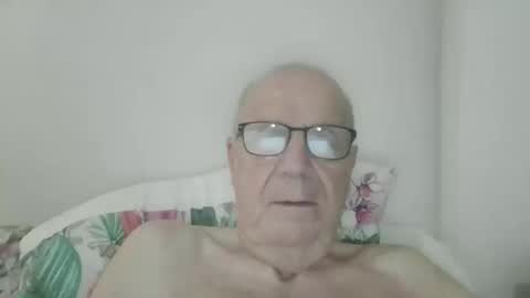 Snapshot of oggi95 chatting on September 16, 7:22 am oggi95 online show from September 16, 7:22 am