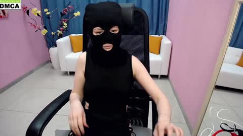 Snapshot of paradox_666_ chatting on March 6, 10:20 am Louise online show from March 6, 10:20 am