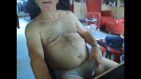 Snapshot of pavlovsdog2006 chatting on December 16, 9:46 am Pavlov aka Peter online show from December 16, 9:46 am