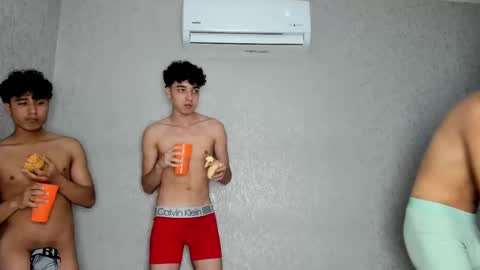 Snapshot of pelusos_mens chatting on February 17, 11:11 pm CAIN-19 ALLEN-18 RONALD-18 AUSTIN-18 MOD DANTE online show from February 17, 11:11 pm