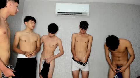 Snapshot of pelusos_mens chatting on January 29, 12:01 am CAIN-19 ALLEN-18 RONALD-18 AUSTIN-18 MOD DANTE online show from January 29, 12:01 am