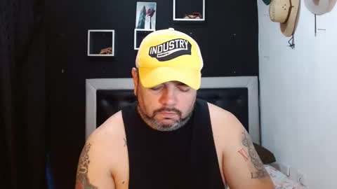 Snapshot of perverseveteranmanxxx chatting on February 12, 2:32 pm Carlos online show from February 12, 2:32 pm
