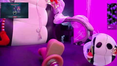Snapshot of petitesally_ chatting on December 28, 12:26 am Sally online show from December 28, 12:26 am