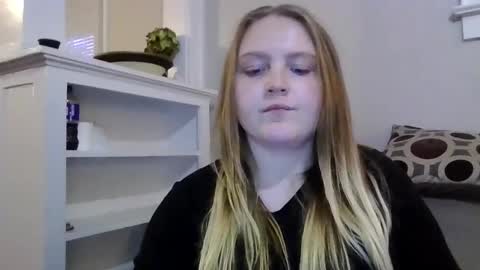 Snapshot of phatassblond chatting on February 11, 11:01 pm PhatAssBlond online show from February 11, 11:01 pm