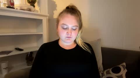 Snapshot of phatassblond chatting on February 8, 10:19 pm PhatAssBlond online show from February 8, 10:19 pm