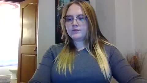 Snapshot of phatassblond chatting on February 9, 9:49 pm PhatAssBlond online show from February 9, 9:49 pm