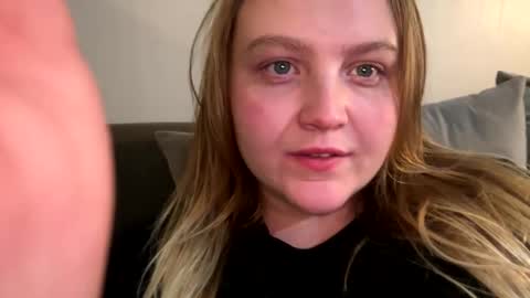 Snapshot of phatassblond chatting on February 13, 4:32 am PhatAssBlond online show from February 13, 4:32 am
