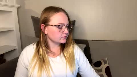 Snapshot of phatassblond chatting on February 7, 3:24 am PhatAssBlond online show from February 7, 3:24 am