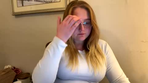 Snapshot of phatassblond chatting on January 29, 9:17 pm PhatAssBlond online show from January 29, 9:17 pm