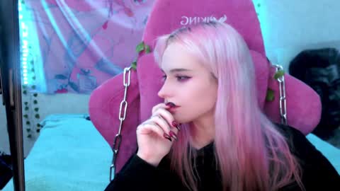 Snapshot of pineapple_dope chatting on December 16, 2:25 am Nancy online show from December 16, 2:25 am