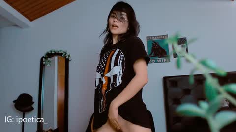 Snapshot of poeeticaa_ chatting on December 30, 3:23 pm IG ipoetica online show from December 30, 3:23 pm