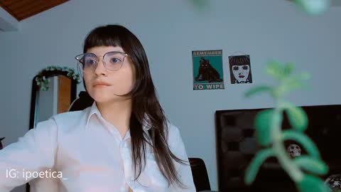 Snapshot of poeeticaa_ chatting on December 23, 11:17 pm IG ipoetica online show from December 23, 11:17 pm