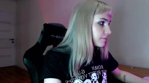 Snapshot of princessshy___ chatting on February 19, 7:37 pm 18 y.o online show from February 19, 7:37 pm