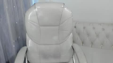 Snapshot of purple_slut_ chatting on February 12, 8:18 pm Anna online show from February 12, 8:18 pm