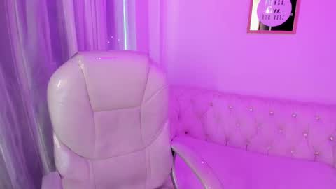 Snapshot of purple_slut_ chatting on February 19, 10:20 pm Anna online show from February 19, 10:20 pm