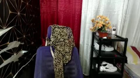 Snapshot of queen_ennah chatting on January 22, 1:31 am queen_ennah online show from January 22, 1:31 am