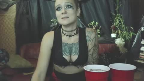 Queen Frostbitten online show from September 14, 11:50 pm