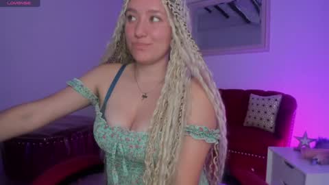 Queen Rose  online show from January 29, 3:15 pm