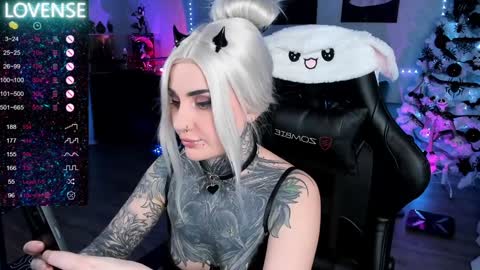 Snapshot of rachelqueen_ chatting on January 17, 5:19 pm Miko Pleasee help me get 100 likes online show from January 17, 5:19 pm