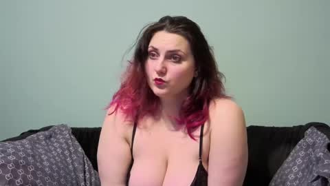 Snapshot of realsweet_goddess chatting on February 17, 12:10 am Realsweet Goddess online show from February 17, 12:10 am
