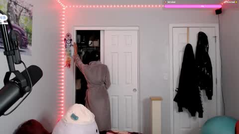 remidarklace online show from February 4, 11:59 pm