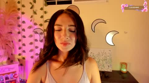 Independent model online show from December 13, 4:33 am
