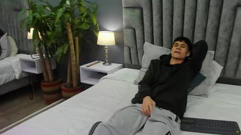 Roan Birkin online show from February 17, 7:23 pm
