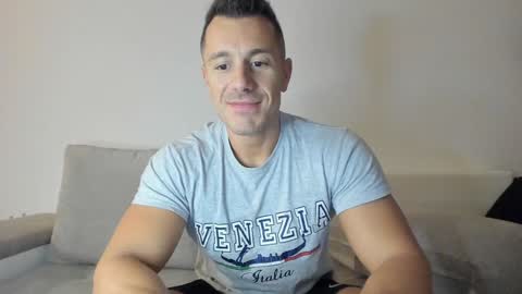 Snapshot of roberto4ever chatting on January 10, 6:42 am roberto4ever online show from January 10, 6:42 am