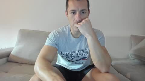Snapshot of roberto4ever chatting on March 4, 5:42 am roberto4ever online show from March 4, 5:42 am