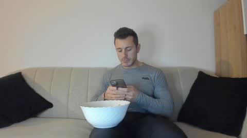 Snapshot of roberto4ever chatting on December 8, 3:45 pm roberto4ever online show from December 8, 3:45 pm