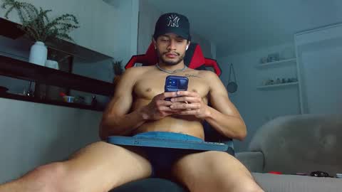 Snapshot of roby_millerr chatting on February 25, 10:53 pm roby_millerr online show from February 25, 10:53 pm