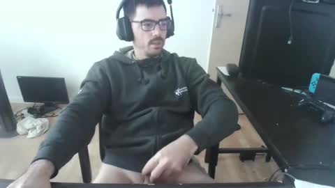 Snapshot of romainb72 chatting on December 4, 9:23 am romainb72 online show from December 4, 9:23 am