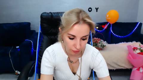 Snapshot of rose__shine chatting on March 10, 11:45 am rose shine online show from March 10, 11:45 am