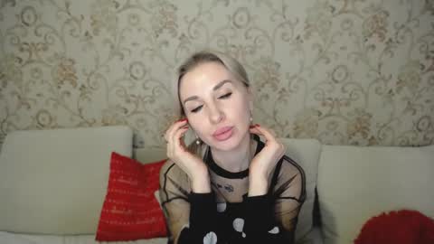 Snapshot of rose__shine chatting on January 8, 1:31 pm rose shine online show from January 8, 1:31 pm