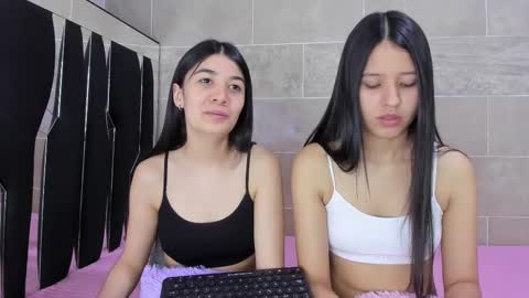 Snapshot of roseandmiah chatting on March 2, 7:43 am Rose y Miah online show from March 2, 7:43 am
