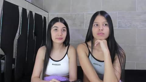 Snapshot of roseandmiah chatting on February 17, 6:31 am Rose y Miah online show from February 17, 6:31 am